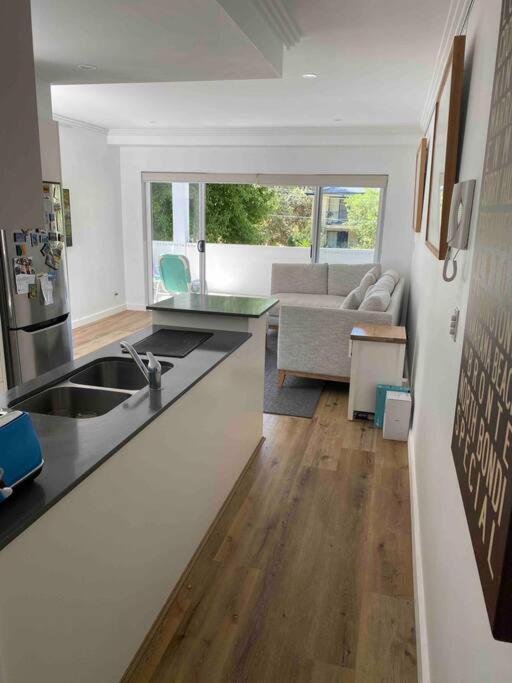 2 Bedroom Ground Floor - Stylish Manly Coast Apartment