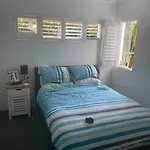 2 Bedroom Ground Floor - Stylish Manly Coast Apartment