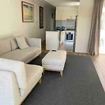 2 Bedroom Ground Floor - Stylish Manly Coast Apartment
