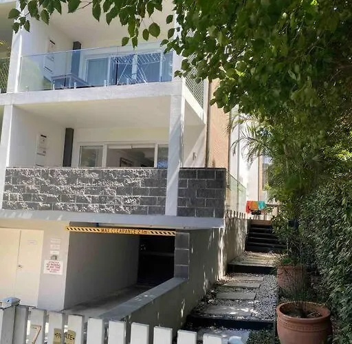 2 Bedroom Ground Floor - Stylish Manly Coast Apartment