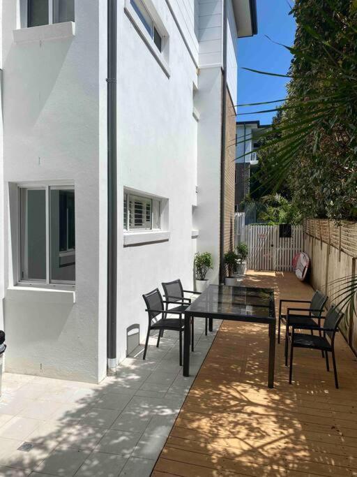 2 Bedroom Ground Floor - Stylish Manly Coast *